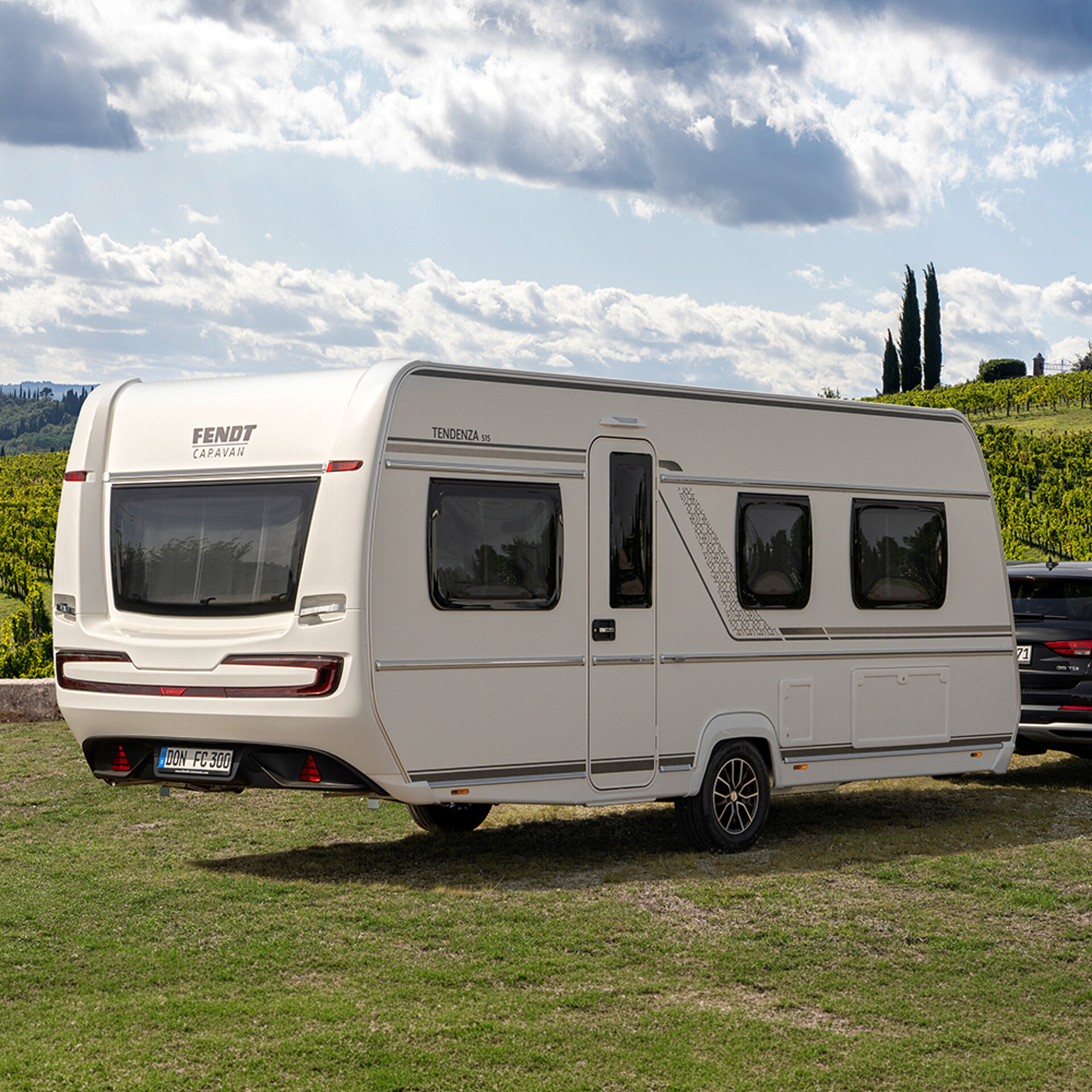 Ein Fendt-Caravan TENDENZA parkt auf einer grünen Wiese.
