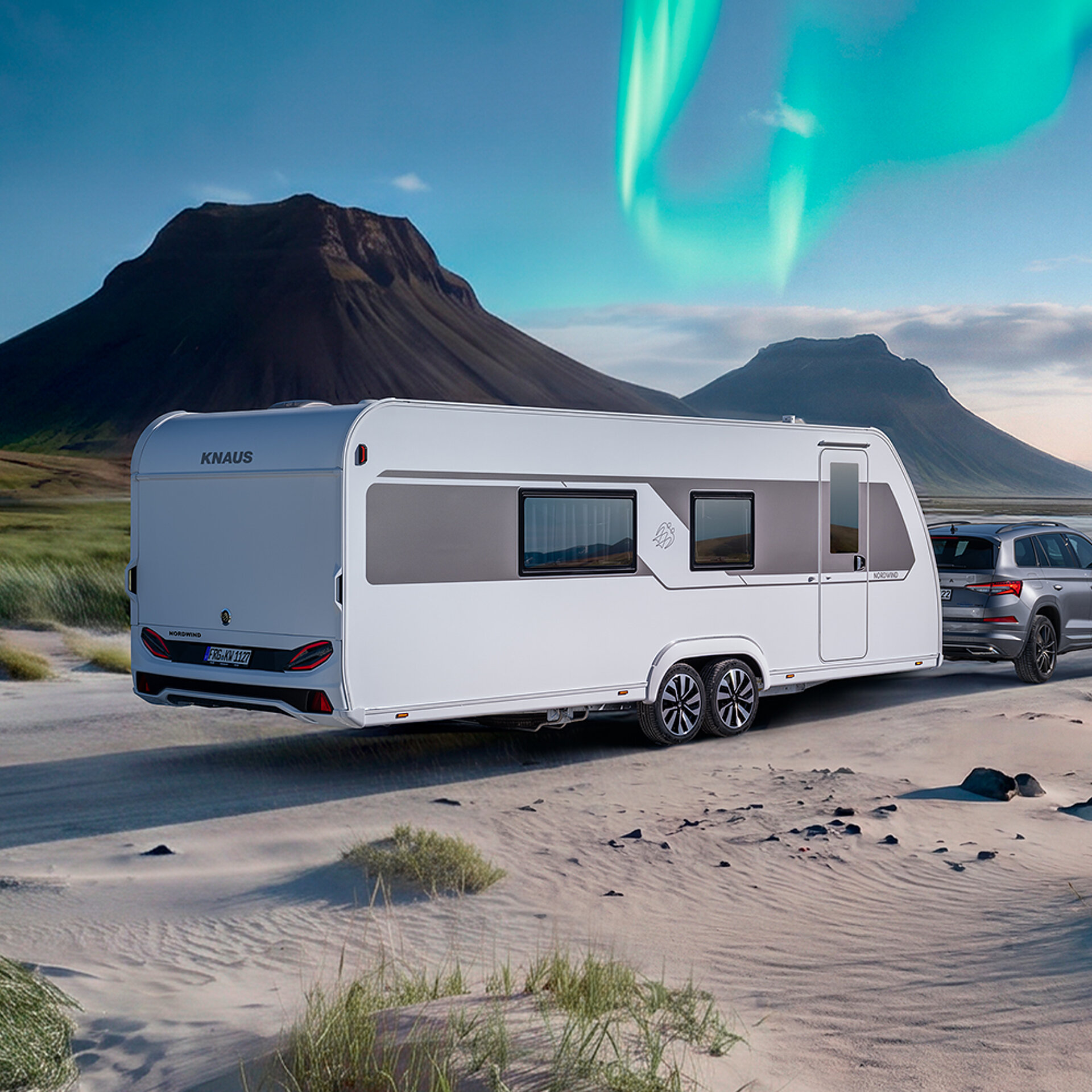 Ein KNAUS NORDWIND Caravan wird durch eine kalte Landschaft gezogen.