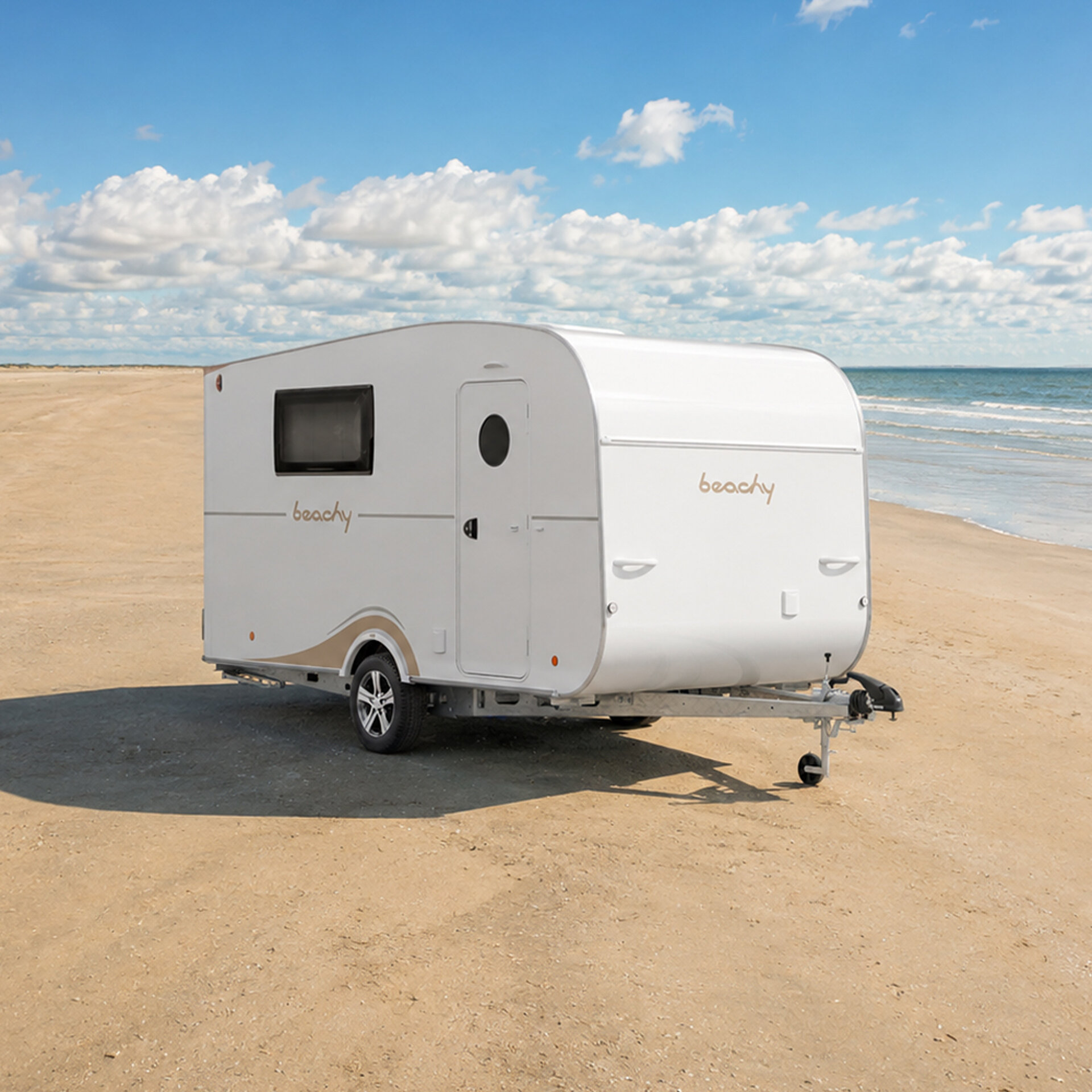 Ein Hobby BEACHY parkt an einem Strand.