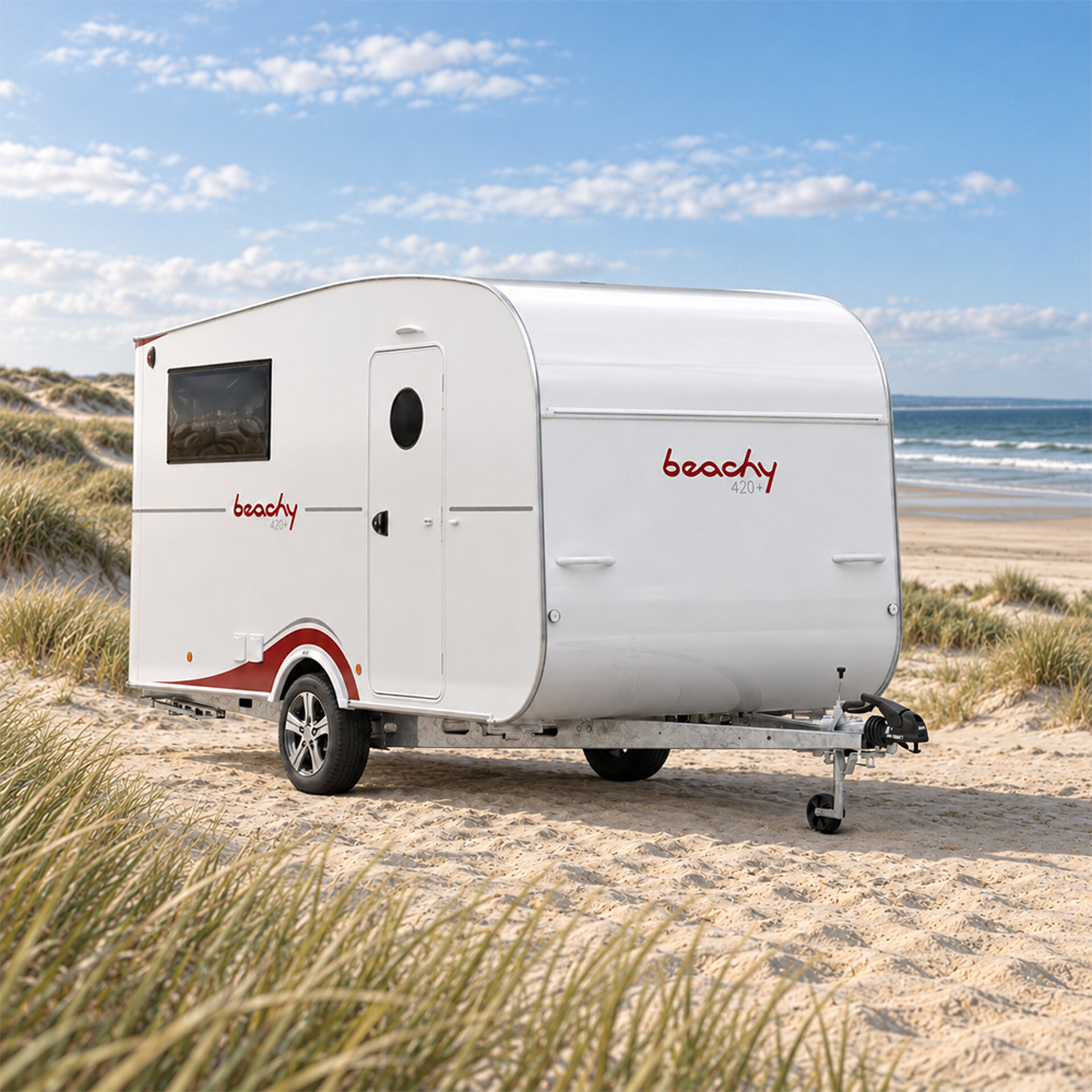 Der beachy 420+ Wohnwagen steht an einem Strand.