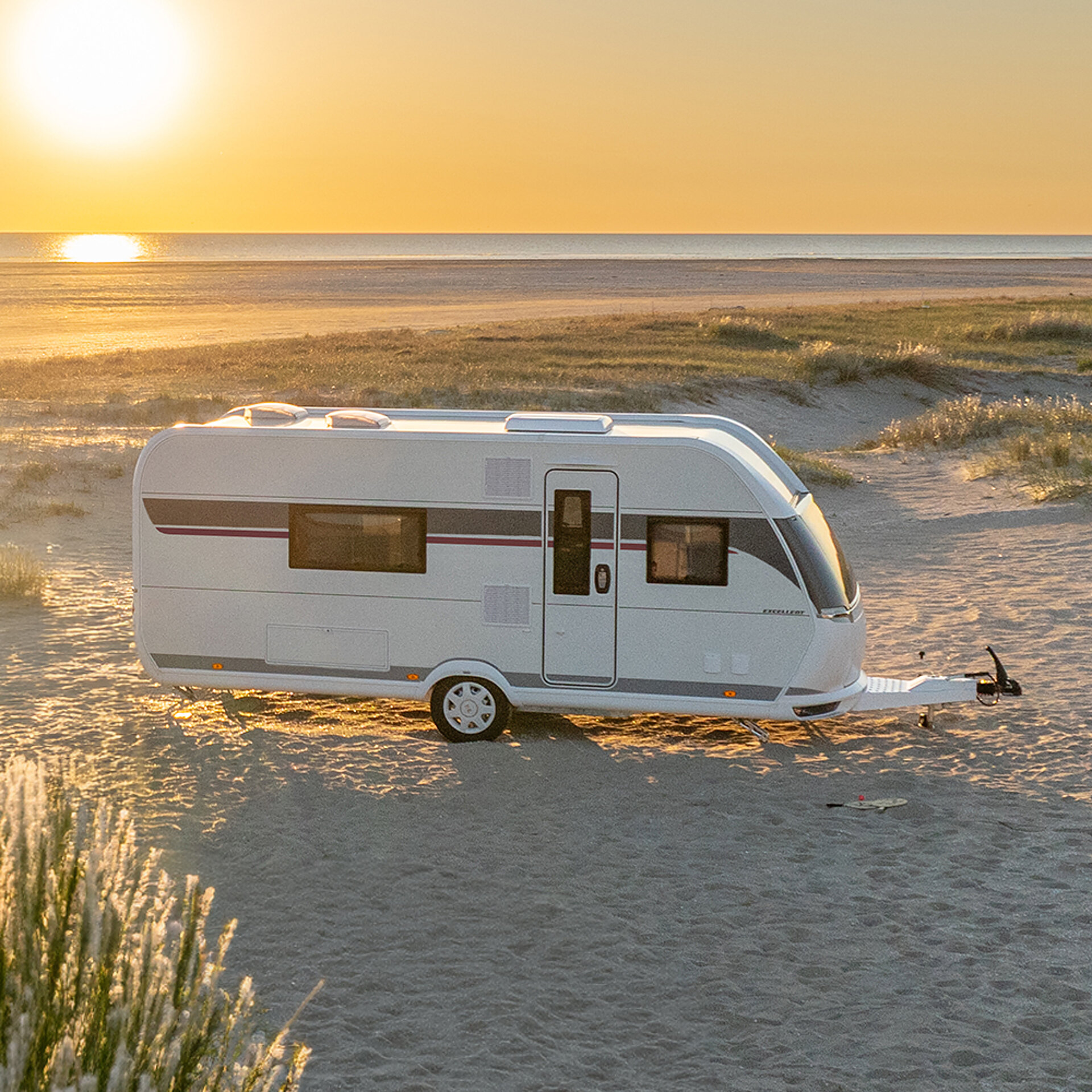 Ein Hobby ONTOUR parkt an einem Strand.