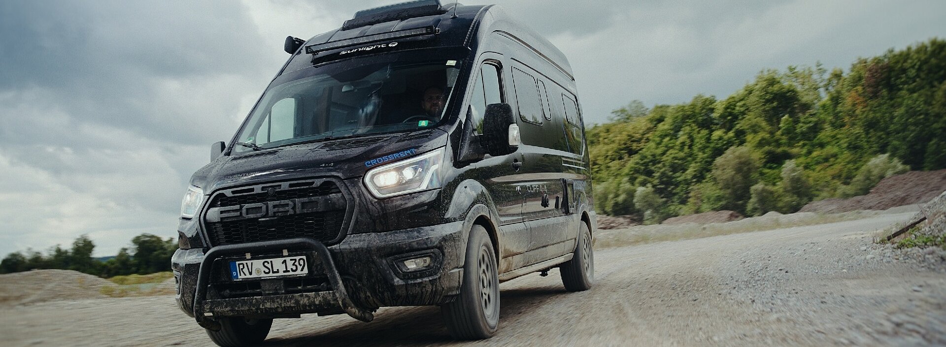 Entdecken Sie Kastenwagen bei Caravan Brandl. Ein Sunlight Camper Van fährt Offroad durch die Natur.