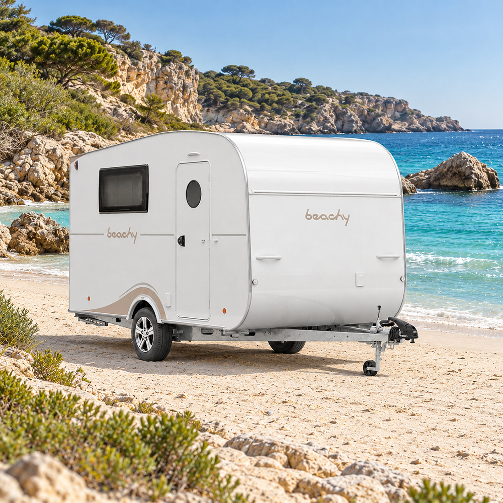 Der beachy 450 Wohnwagen steht an einem Strand.