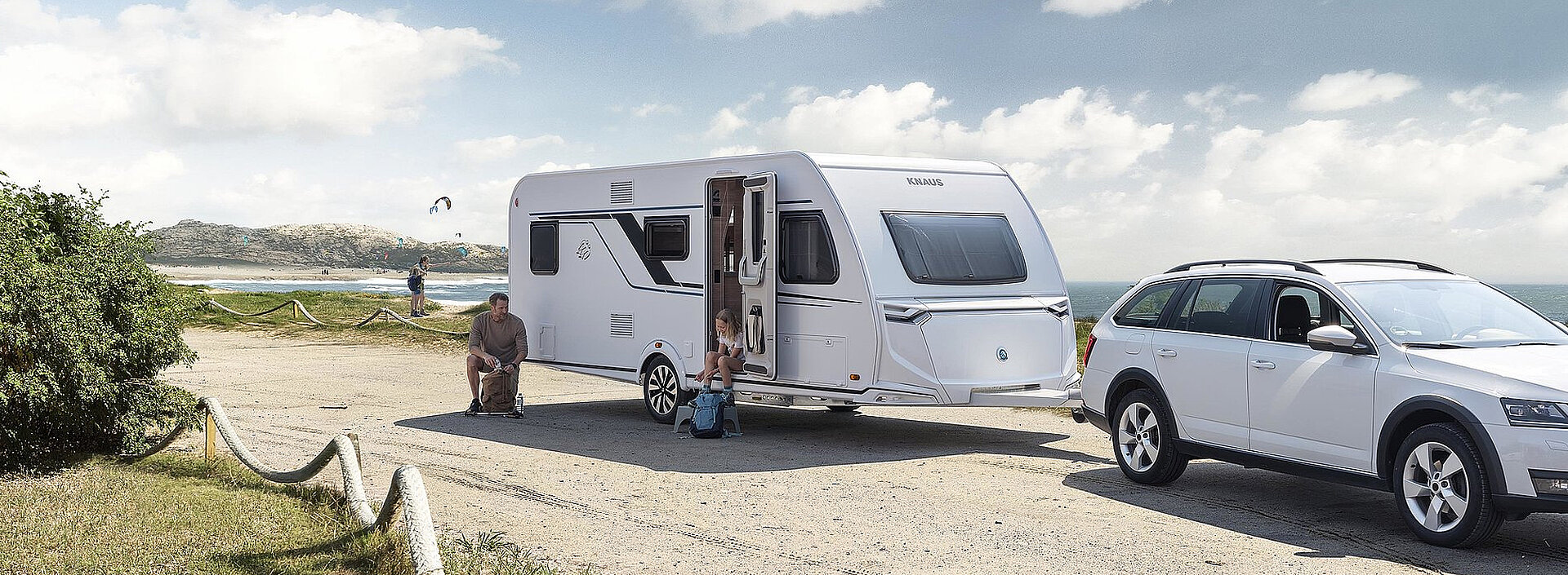 Kaufen Sie Ihren Caravan bei Caravan Brandl! Eine Familie macht mit dem Wohnwagen Pause am Meer.